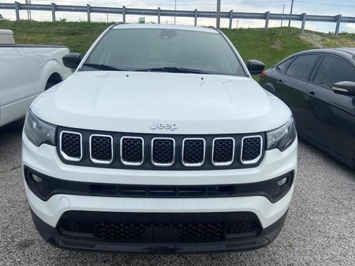 Bright White Clearcoat 2024 Jeep Compass Latitude