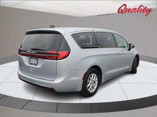 2023 Chrysler Pacifica Touring-L