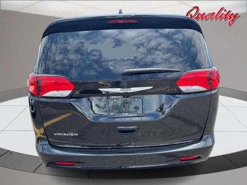 Brilliant Black Crystal Pearlcoat 2023 Chrysler Voyager LX