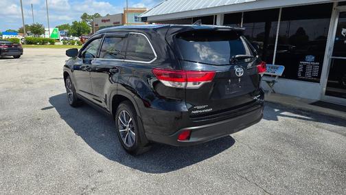 Midnight Black Metallic 2019 Toyota Highlander SE