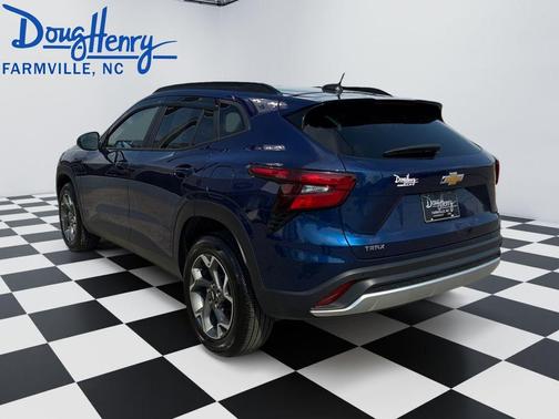 Blue Glow Metallic 2024 Chevrolet Trax LT