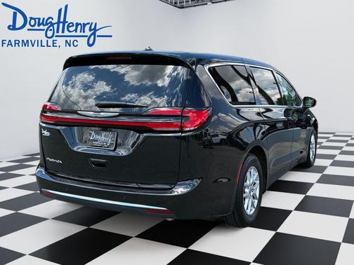 Brilliant Black Crystal Pearlcoat 2023 Chrysler Pacifica Touring-L