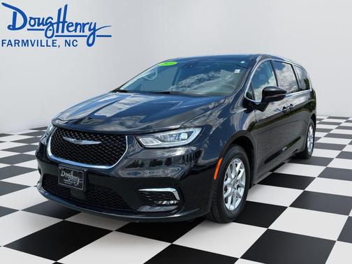 Brilliant Black Crystal Pearlcoat 2023 Chrysler Pacifica Touring-L