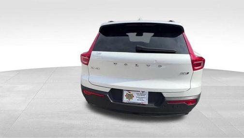 2023 Volvo XC40 B5 Ultimate Dark Theme