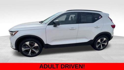 2023 Volvo XC40 B5 Ultimate Dark Theme