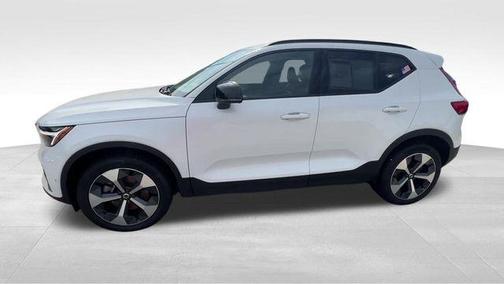 2023 Volvo XC40 B5 Ultimate Dark Theme