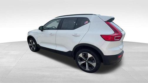 2023 Volvo XC40 B5 Ultimate Dark Theme