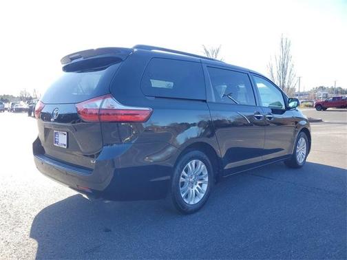 2017 Toyota Sienna XLE