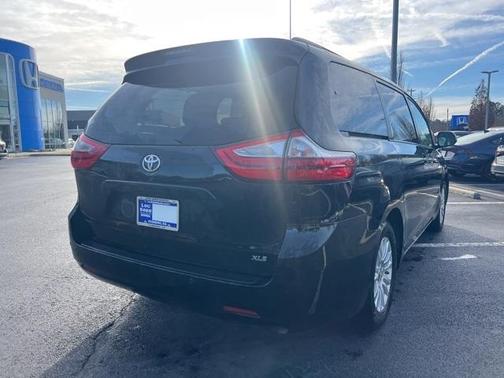 2017 Toyota Sienna XLE