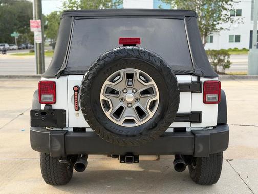 Bright White Clearcoat 2013 Jeep Wrangler Unlimited Sport