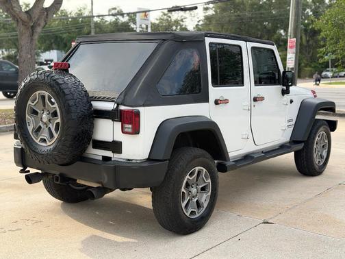Bright White Clearcoat 2013 Jeep Wrangler Unlimited Sport