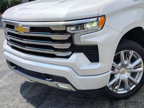Crystal White Tricoat 2025 Chevrolet Silverado 1500 High Country