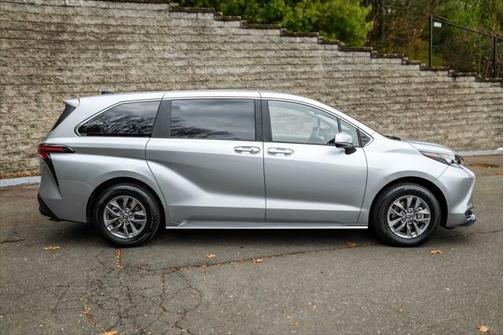 2024 Toyota Sienna LE
