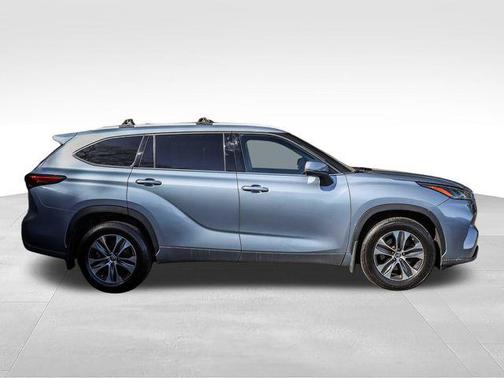 Moon Dust 2022 Toyota Highlander XLE