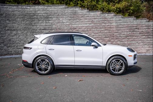Carrara White Metallic 2024 Porsche Cayenne Cayenne