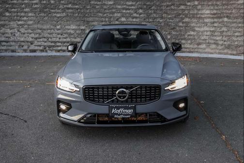 2023 Volvo S60 B5 Plus Dark Theme