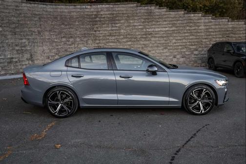 2023 Volvo S60 B5 Plus Dark Theme
