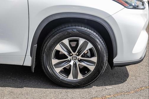 Wind Chill Pearl 2023 Toyota Highlander XLE