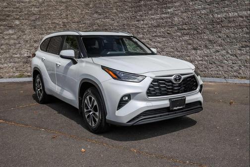 Wind Chill Pearl 2023 Toyota Highlander XLE