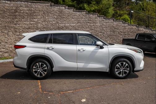 Wind Chill Pearl 2023 Toyota Highlander XLE