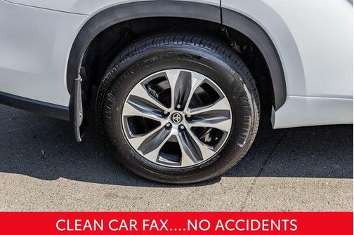 White 2025 Toyota Highlander XLE