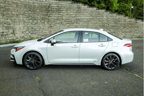 2025 Toyota Corolla Hybrid SE