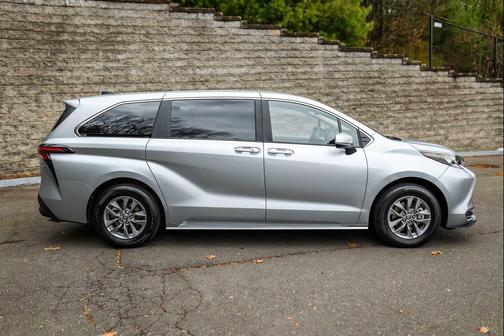 2024 Toyota Sienna LE