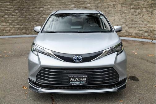 2024 Toyota Sienna LE