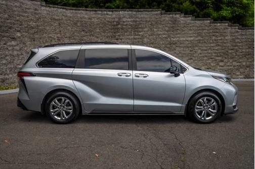 2022 Toyota Sienna XSE 7 Passenger