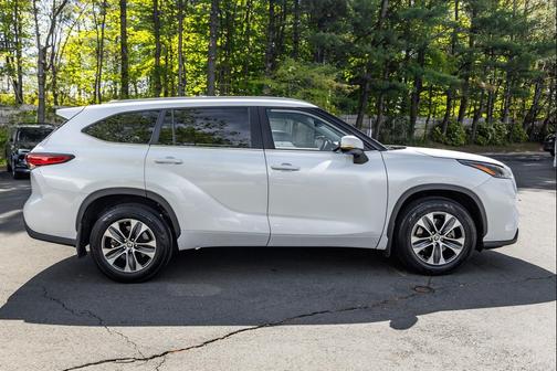 Wind Chill Pearl 2023 Toyota Highlander XLE