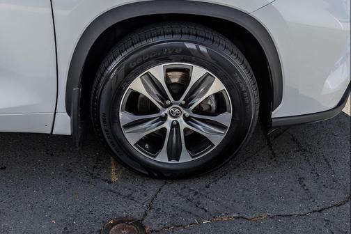 Wind Chill Pearl 2023 Toyota Highlander XLE