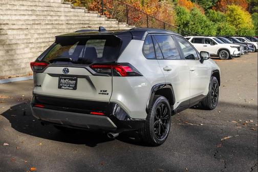 2022 Toyota RAV4 Hybrid SE