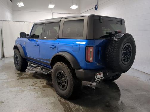 VELOCITY BLUE METALLIC 2021 Ford Bronco WILDTRAK