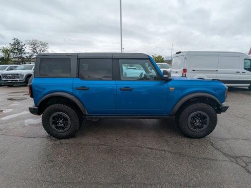 VELOCITY BLUE METALLIC 2023 Ford Bronco BADLANDS