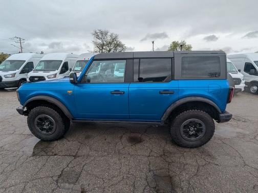 VELOCITY BLUE METALLIC 2023 Ford Bronco BADLANDS