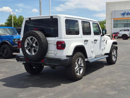 Bright White Clearcoat 2022 Jeep Wrangler Unlimited Sahara