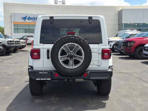 Bright White Clearcoat 2022 Jeep Wrangler Unlimited Sahara
