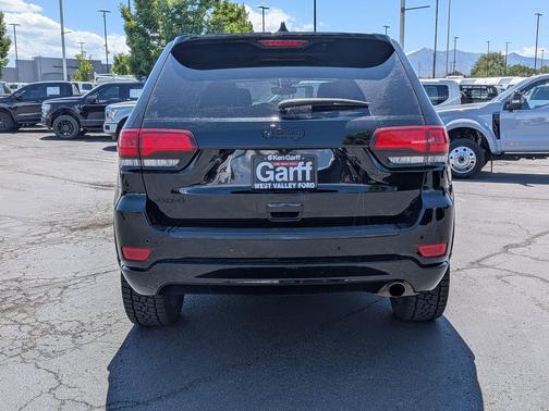 Diamond Black Crystal Pearlcoat 2020 Jeep Grand Cherokee Altitude