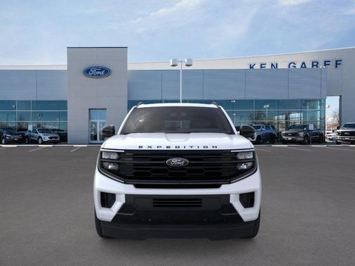 Star White Metallic Tri-Coat 2026 Ford Expedition Max Platinum