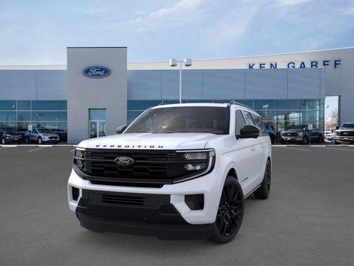 Star White Metallic Tri-Coat 2026 Ford Expedition Max Platinum