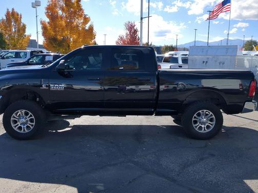 Brilliant Black Crystal Pearlcoat 2016 RAM 3500 SLT