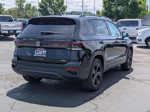 Deep Black Pearl 2025 Volkswagen Taos SE Black