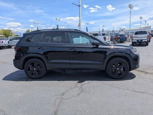 Deep Black Pearl 2025 Volkswagen Taos SE Black