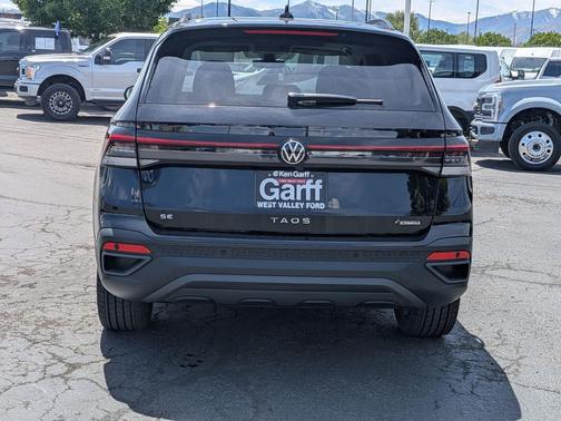 Deep Black Pearl 2025 Volkswagen Taos SE Black