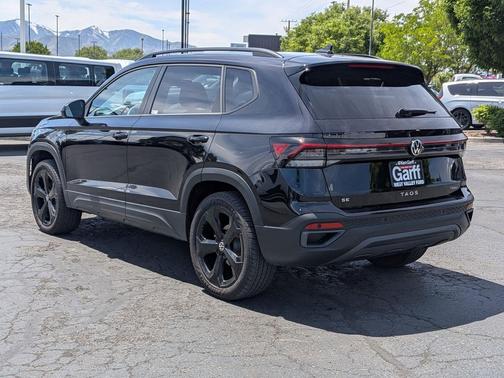 Deep Black Pearl 2025 Volkswagen Taos SE Black