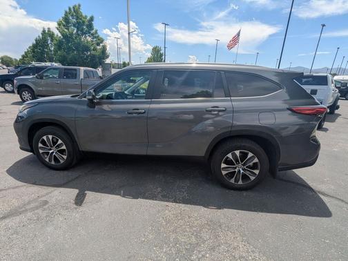 Magnetic Gray Metallic 2023 Toyota Highlander XLE