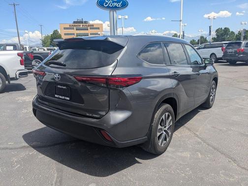 Magnetic Gray Metallic 2023 Toyota Highlander XLE
