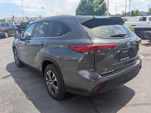 Magnetic Gray Metallic 2023 Toyota Highlander XLE