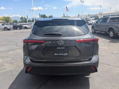 Magnetic Gray Metallic 2023 Toyota Highlander XLE