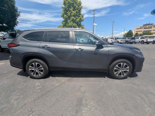 Magnetic Gray Metallic 2023 Toyota Highlander XLE